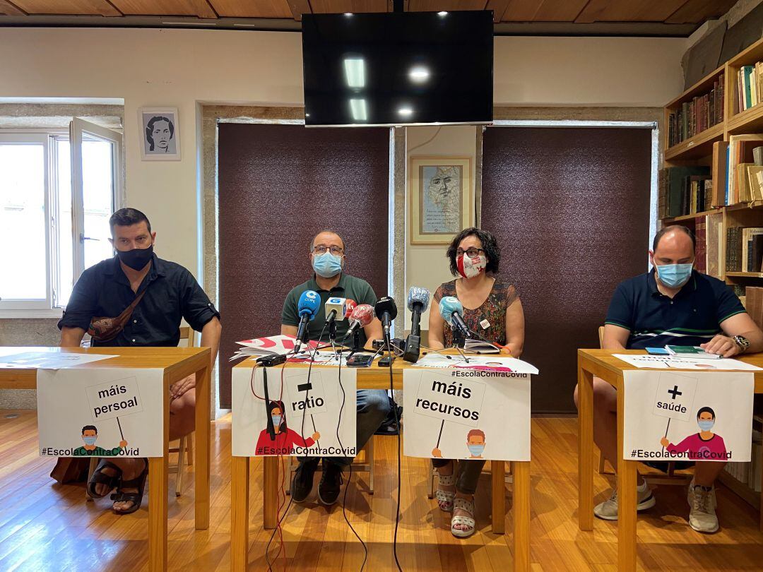 Representantes sindicales antes de anunciar la convocatoria de huelga. De izquierda a derecha, Lois Pérez (STEGa), Suso Bermello (CIGa), Luz López (CCOO) y José Carlos Fernández (CISF)