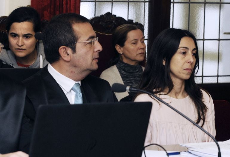 Monserrat González (2d), su hija Triana Martínez (i), y Raquel Gago durante el juicio por el asesinato de la presidenta de la Diputación de León Isabel Carrasco, que recupera hoy la jornada perdida el pasado 27 de enero, cuando se tuvo que suspender la vi