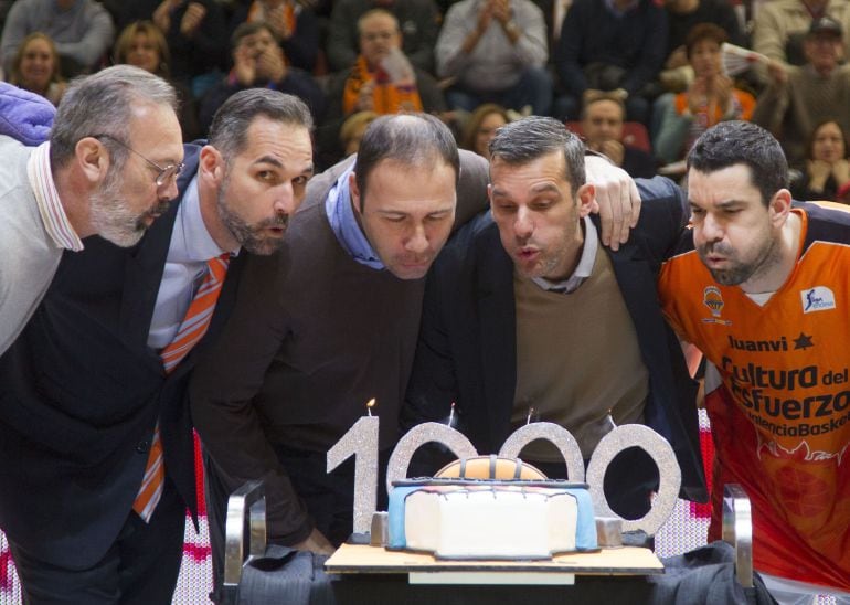 GRA096 VALENCIA, 17012016. Los exjugadores Víctor Luengo (2º i), Nacho Rodilla (3º d), Berni Álvarez (3º i), Sergio Coterón (i), el capitán Rafa Martínez (2º d) y el presidente Vicente Solá (d), soplan las velas de una tarta gigante por sus mil primeros p