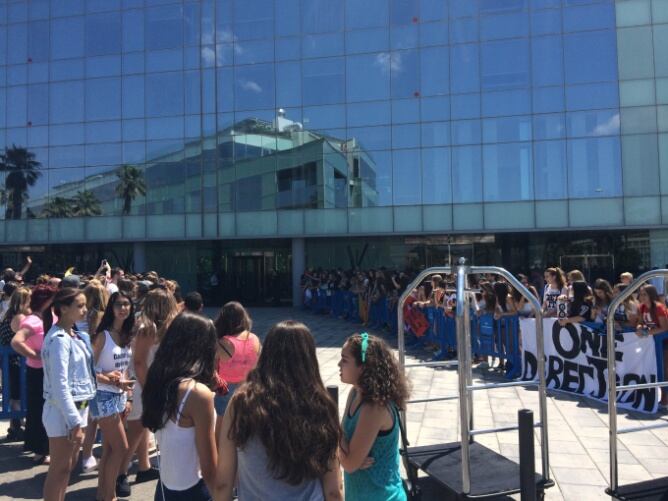 Fans de One Direction esperant a l'Hotel Vela de Barcelona