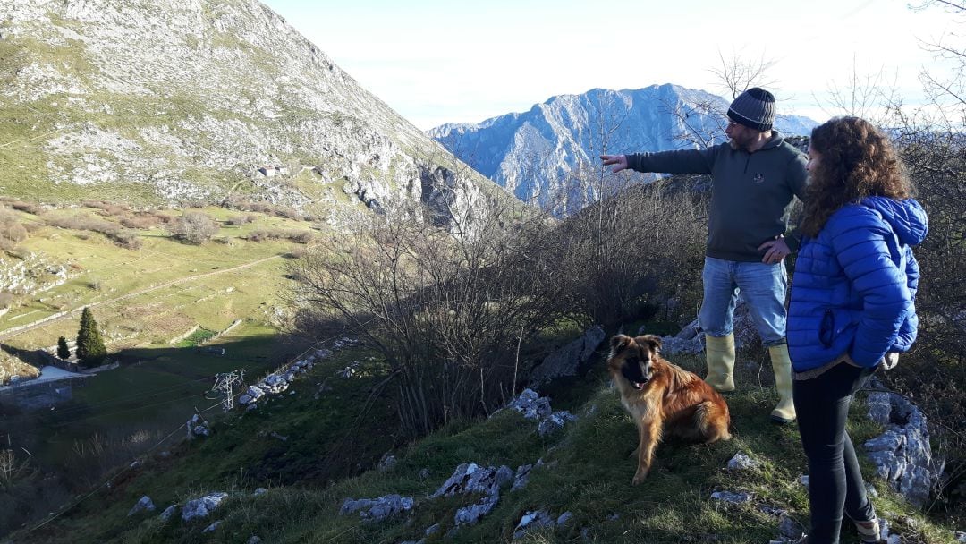 El alcalde de Tresvisio muestra el paisaje a María Gutierréz 