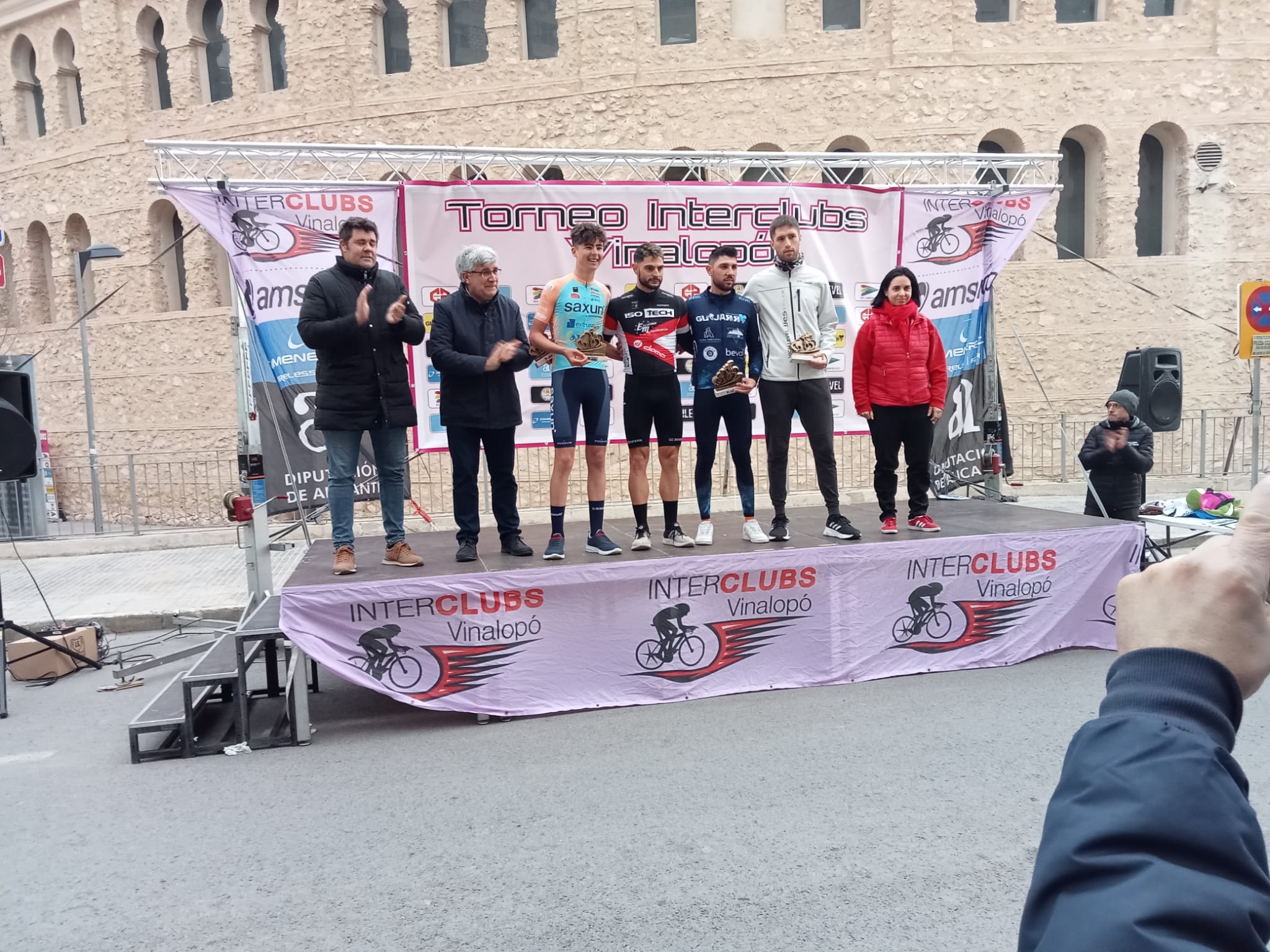 Los concejales con los 4 ciclistas villeneros