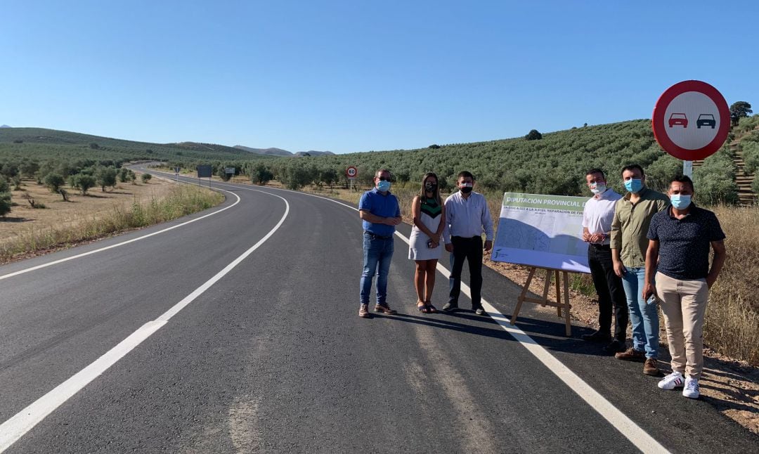 El presidente de la Diputación de Jaén, Francisco Reyes (tercero por la izquierda) acompañado de diferentes autoridades locales y provinciales.