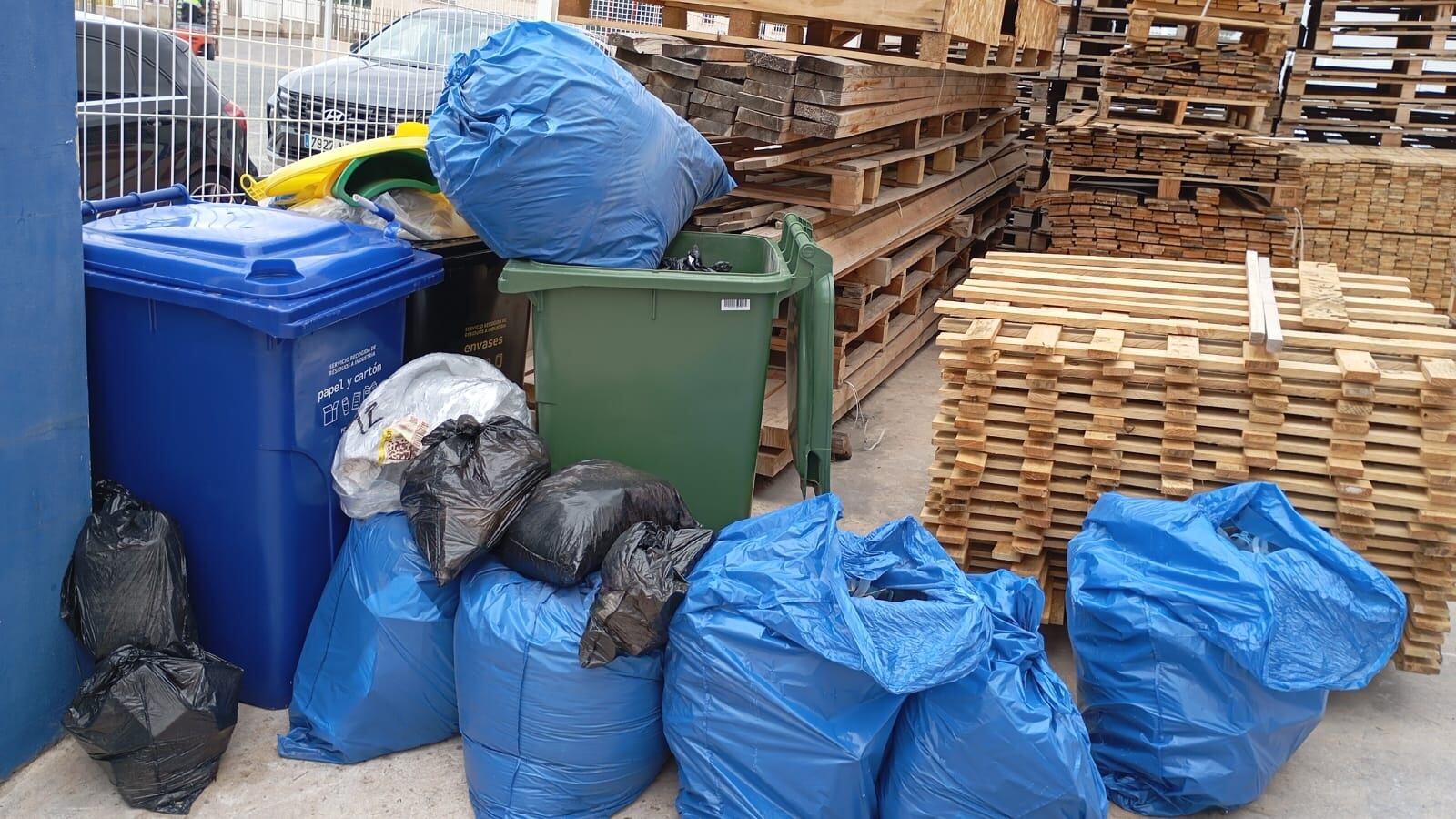 El PP de Elda ha denunciado que la situación provoca malos olores, problemas de salubridad y una percepción de abandono “inaceptable”