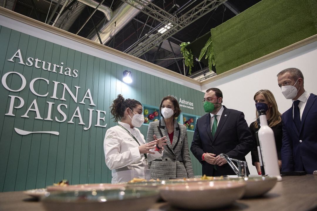 La ministra de Industria, Comercio y Turismo, Reyes Maroto (2i); el presidente del Principado de Asturias, Adrián Barbón (3i) y el presidente del Senado, Ander Gil (5i), visitan el estand &#039;cocina de paisaje&#039; de Asturias, durante el segundo día de la 42ª e