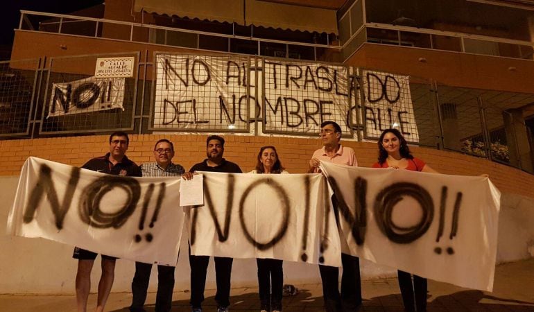 Los vecinos protestan por el posible cambio de nombre de la calle