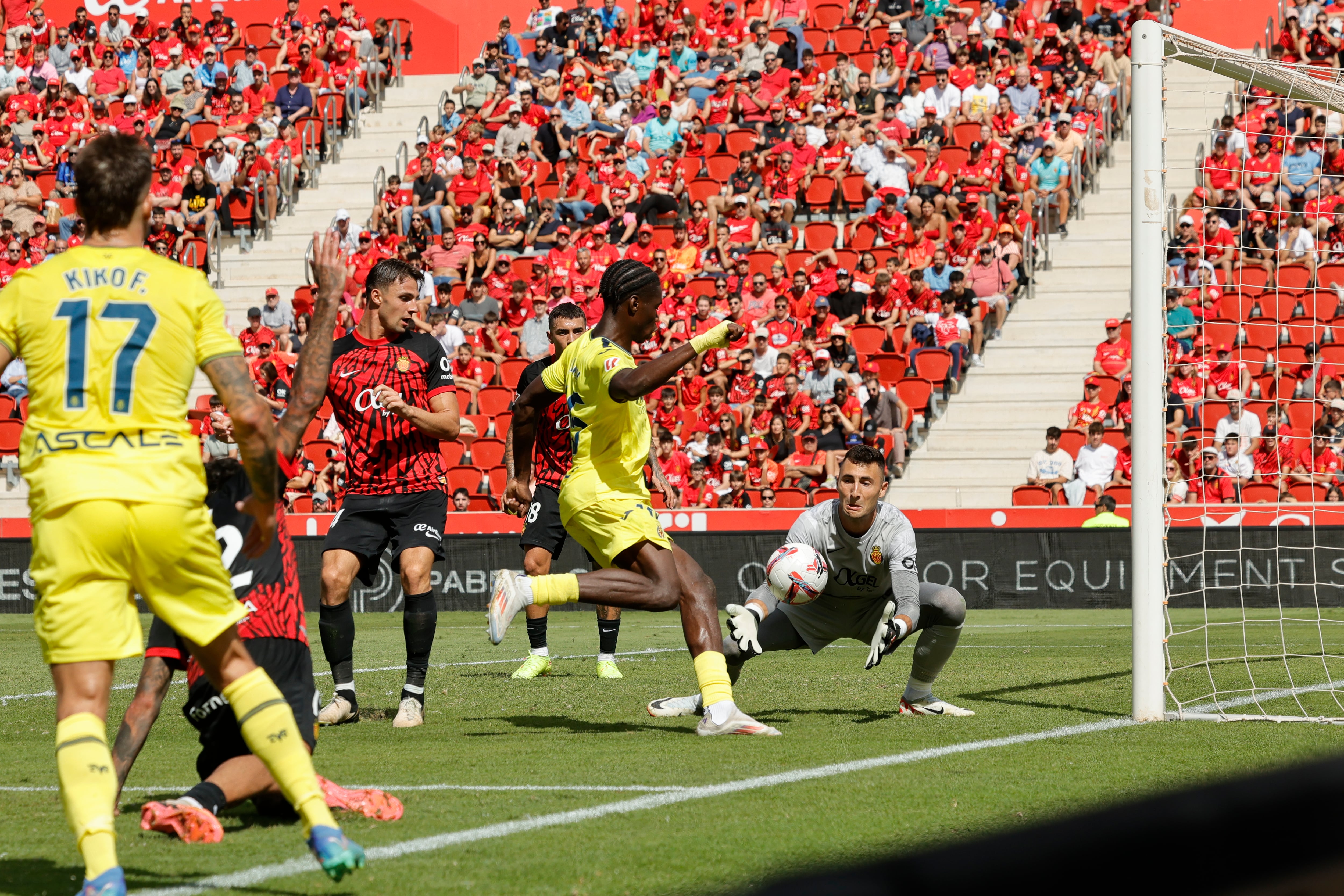 PALMA, 14/09/2024.- El guardameta del RCD Mallorca Dominik Greif (d) atrapa un balón durante el encuentro que se disputa este sábado en el estadio de Son Moix . EFE/Cati Cladera
