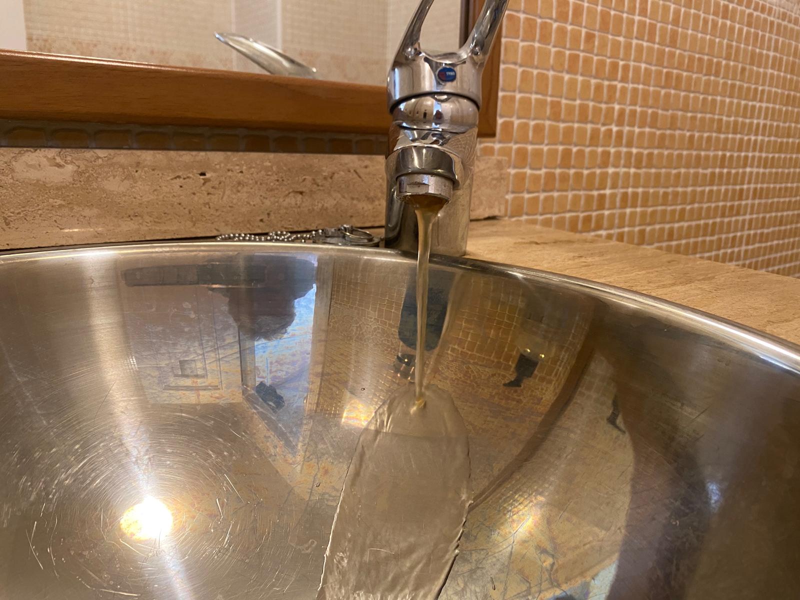 Esto caía en el centro de Guadalajara este jueves a las 8 de la mañana. Sin presión y con el agua marrón