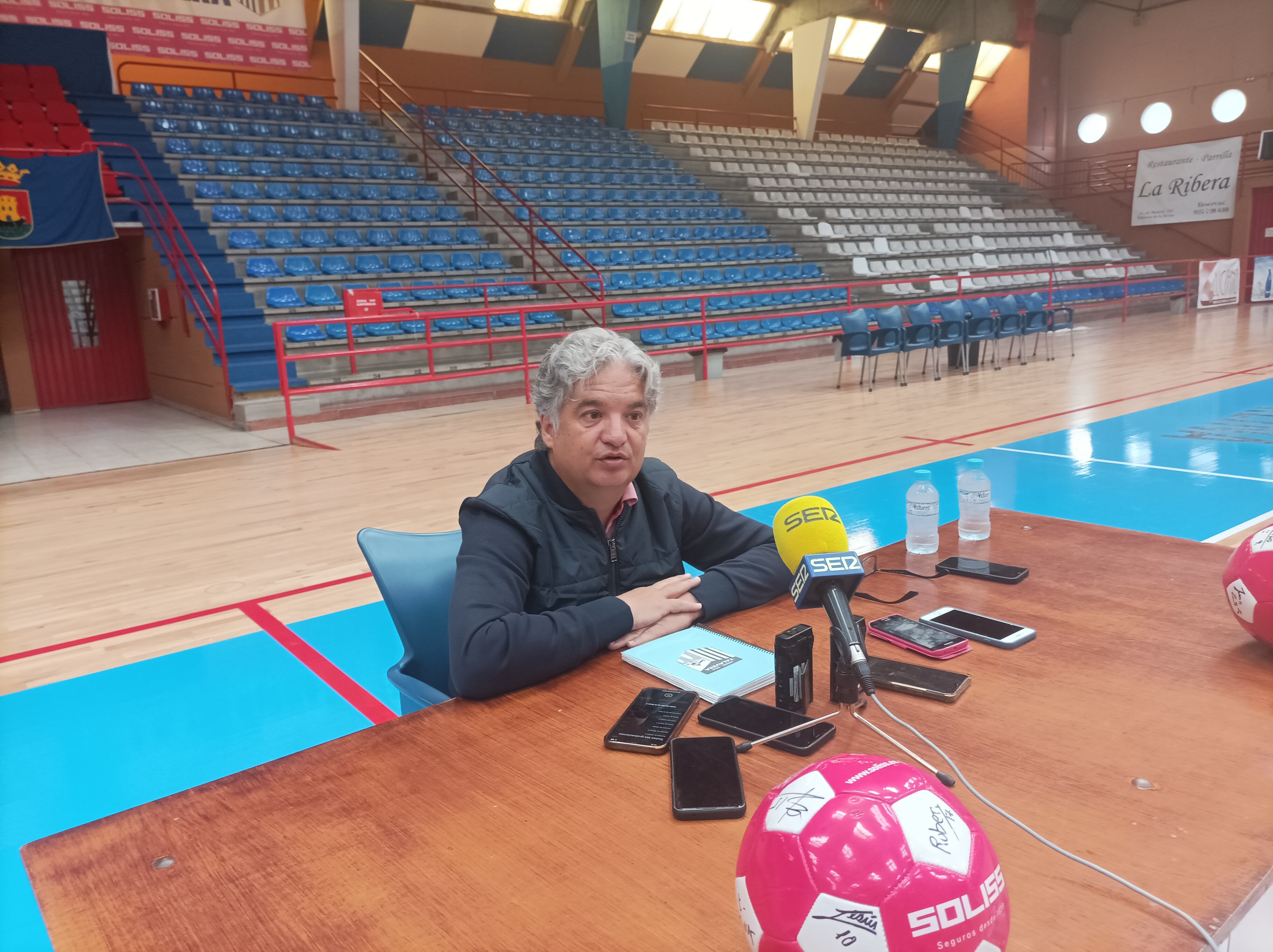 Santiago Ramos en rueda de prensa anunciando su marcha del equipo