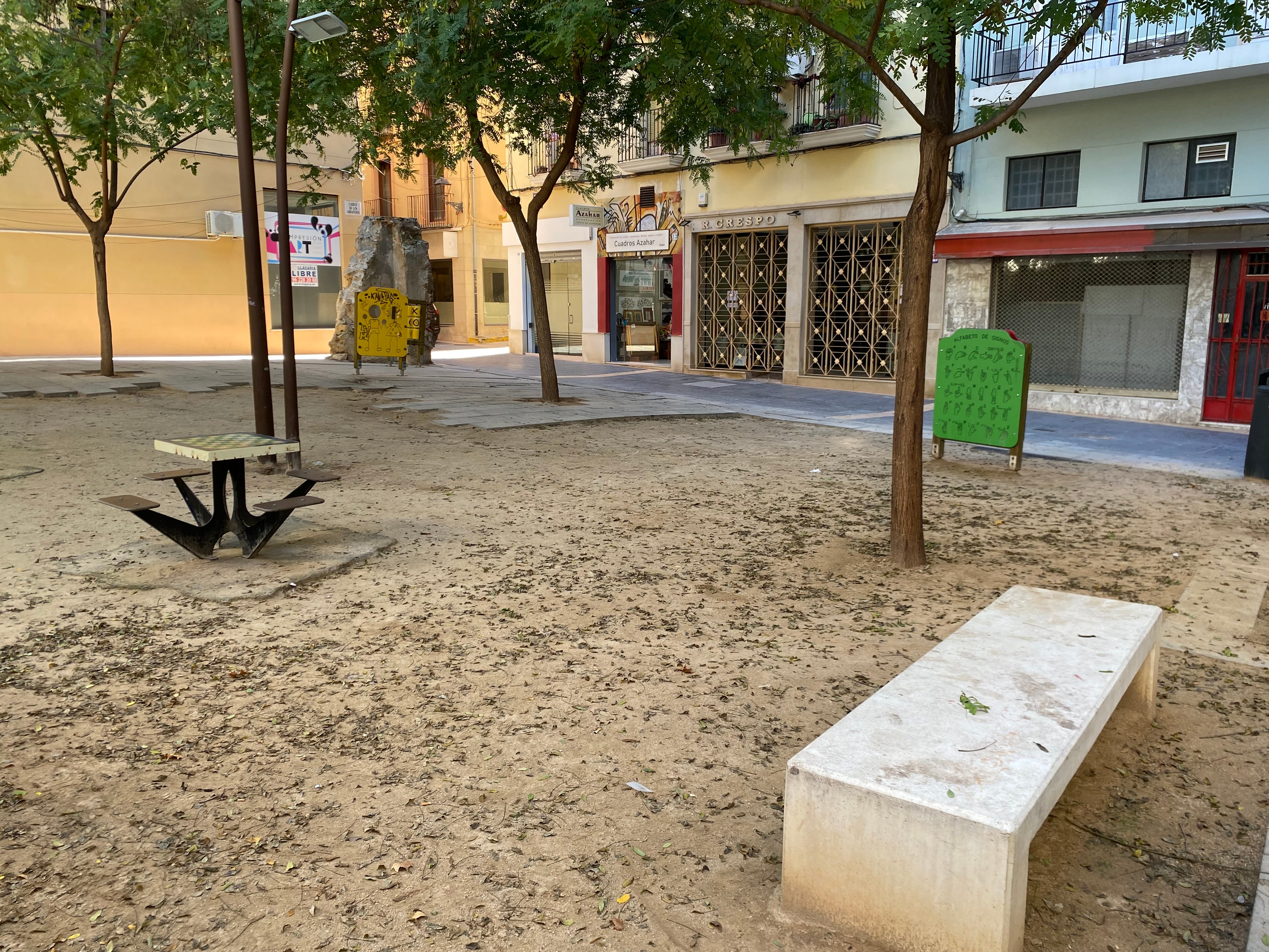 Zona ajardinada en la calle Trobat