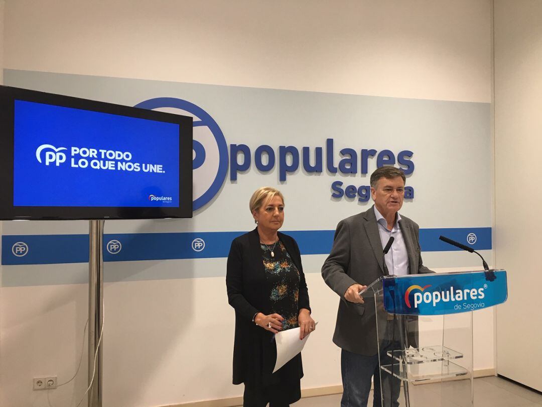 El secretario Autonómico del Partido Popular, Francisco Vázquez, junto a la presidenta del PP Provincial, Paloma Sanz, en la presentación de la campaña electoral de los populares