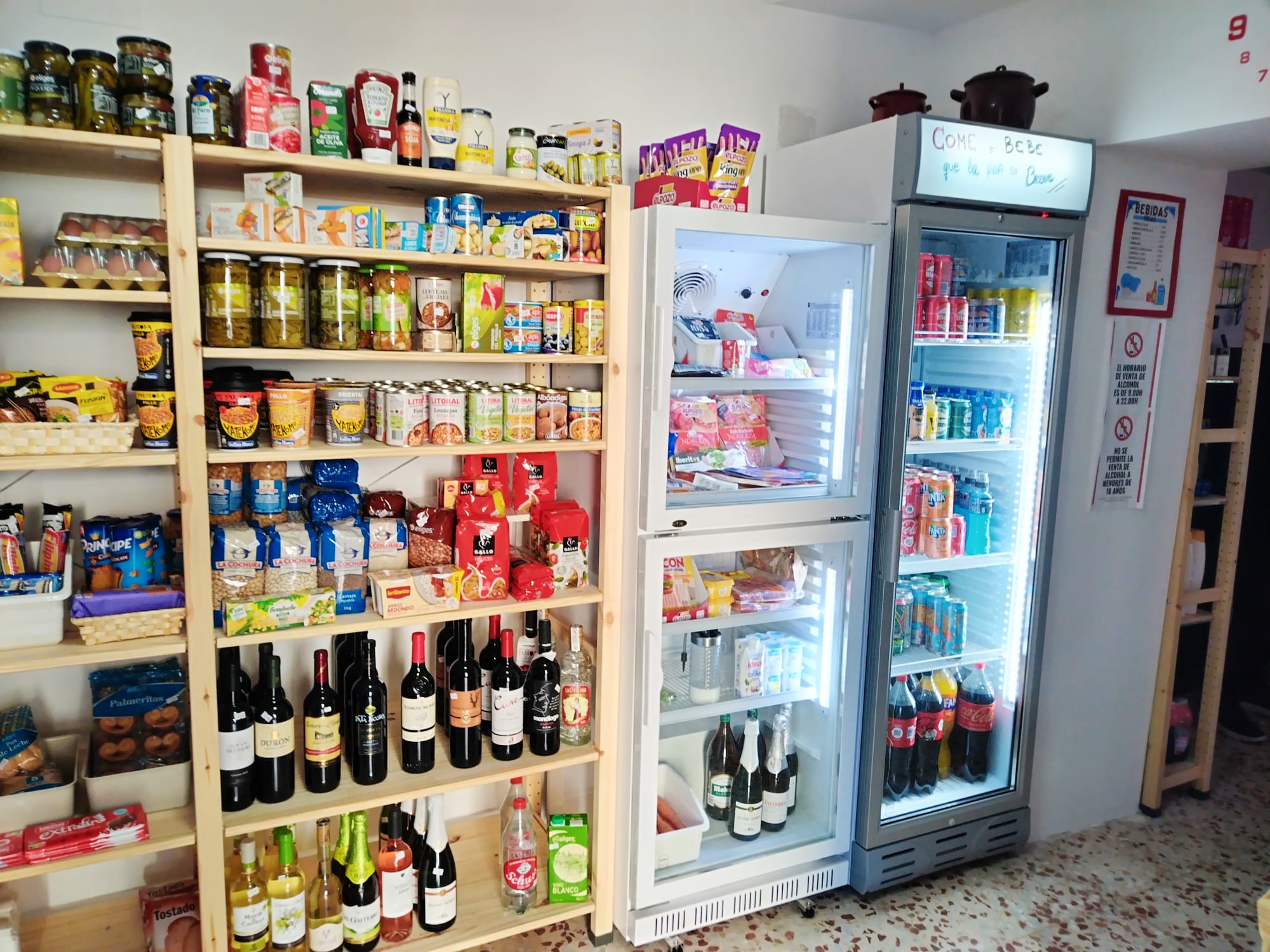 Alimentación, droguería y cafetería en la tienda de Huelves (Cuenca).