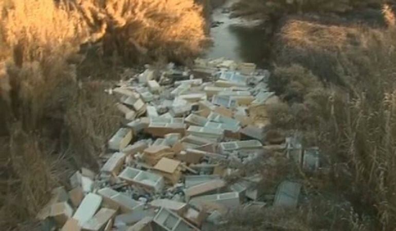 Suciedad acumulada en el Río Guadarrama