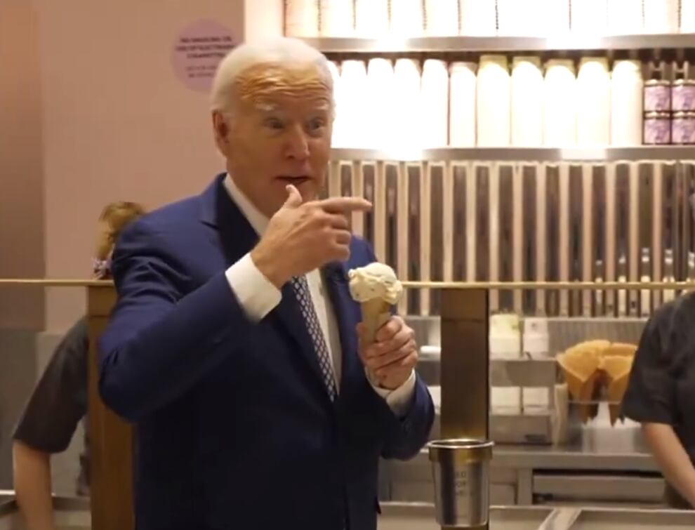 Joe Biden anuncia un posible alto el fuego en Gaza mientras se toma un helado