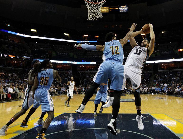 Marc Gasol anota en la última jugada del partido.