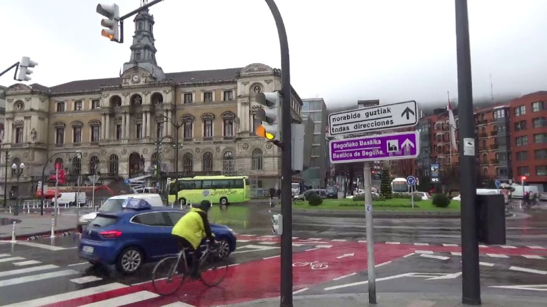 El área de Movilidad ha construido una ruta segregada del tráfico para conectar ambos márgenes de la ría y alrededor de la rotonda de la plaza Ernesto Erkoreka.