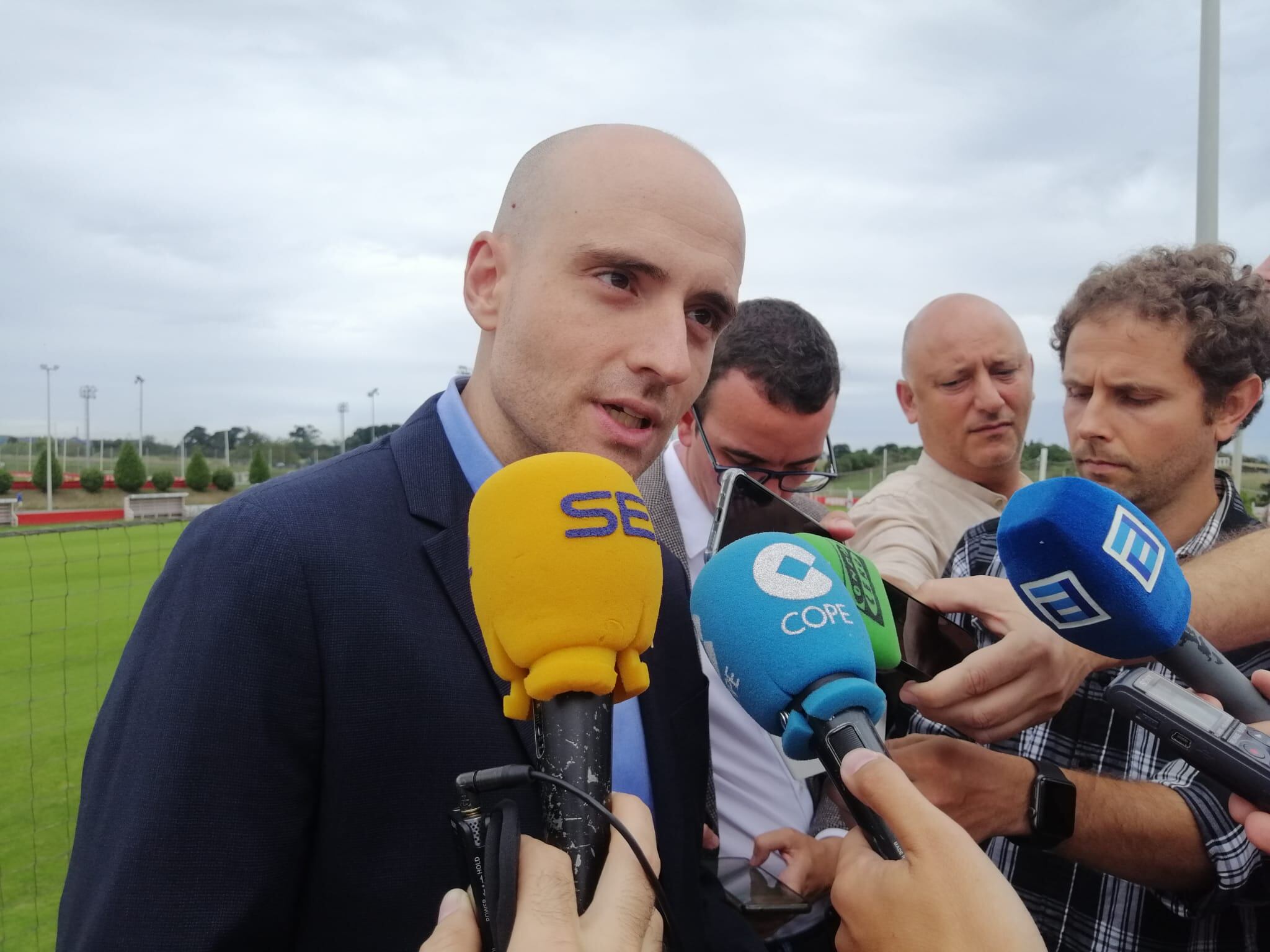 David Guerra, presidente ejecutivo el Sporting, atiende a los medios de comunicación en Mareo.