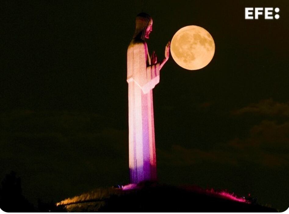 La escultura es el Cristo del Otero (Palencia), la escultura de Jesucristo más alta de España, parece rozar la luna en esta instantánea capturada por el fotógrafo JuanK. EFE/ Cuenta de Instagram de @ljuank