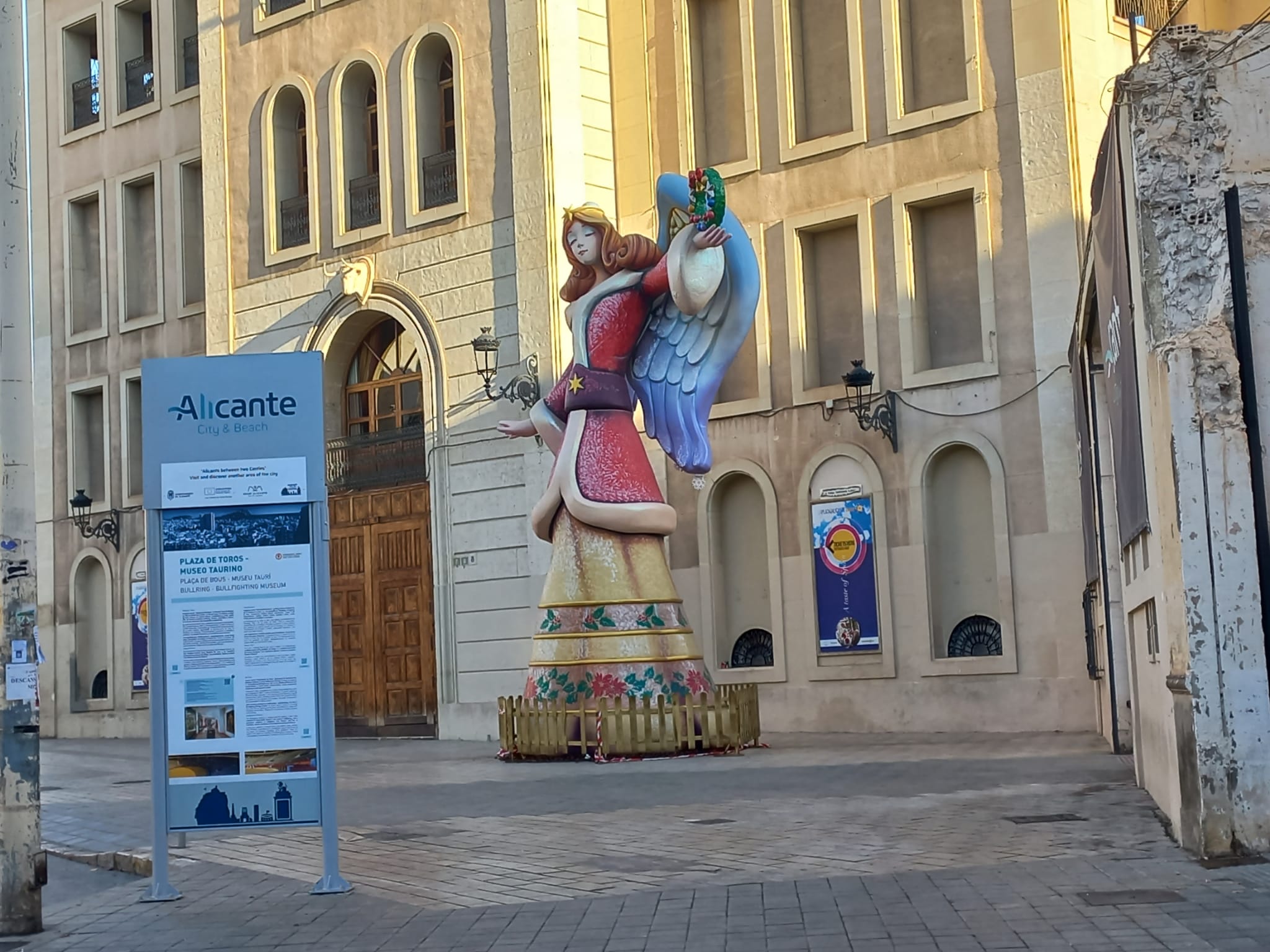 Ángel custodio en la plaza de España de Alicante