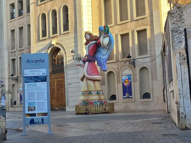 Ángel custodio en la plaza de España de Alicante