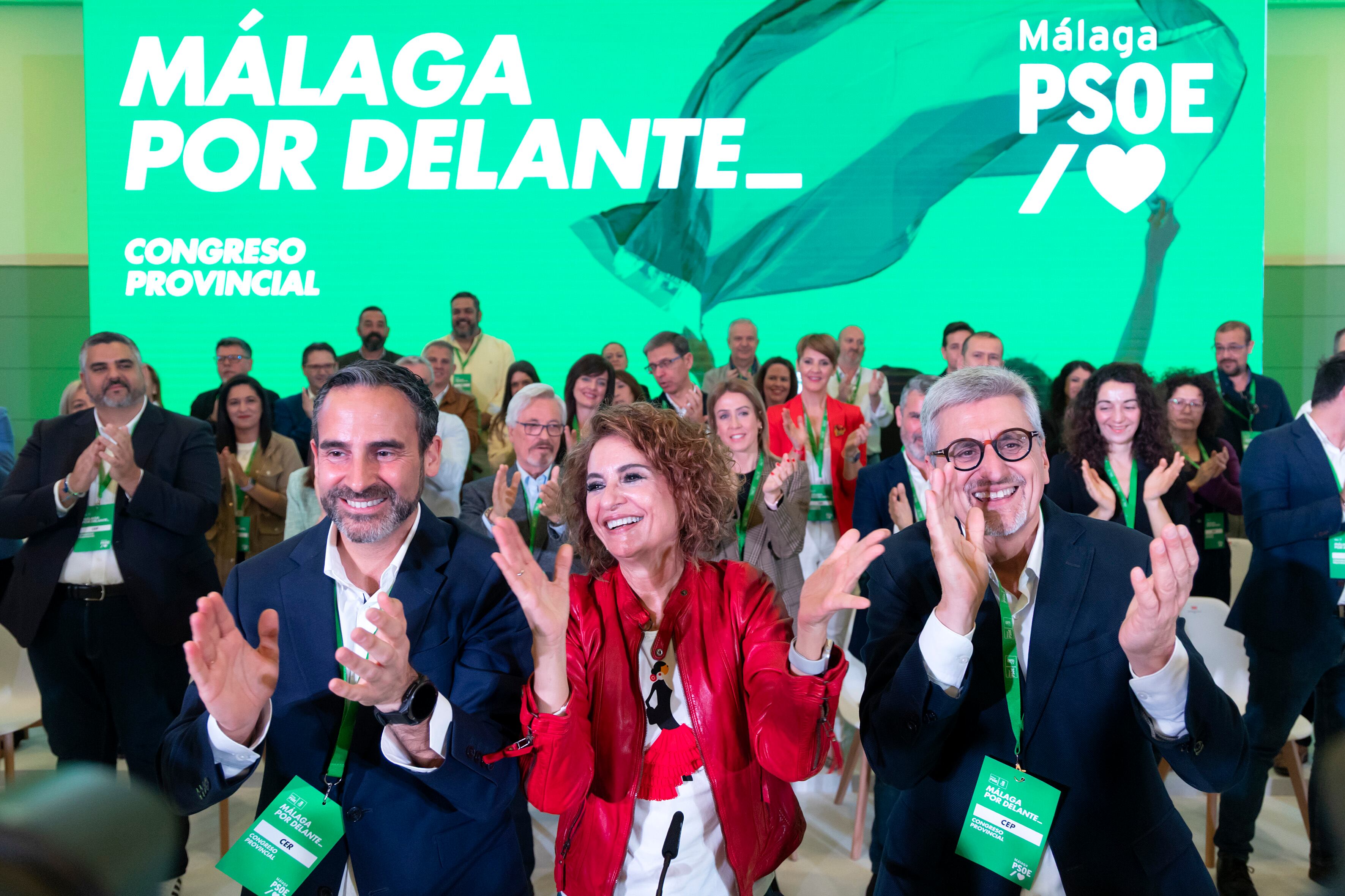 MÁLAGA, 30/03/2025.- La secretaria general del PSOE de Andalucía, María Jesús Montero (c), junto al nuevo secretario general del PSOE de Málaga, Josele Aguilar (d), y el antiguo secretario general del PSOE de Málaga, Dani Pérez (i), participan en el congreso del PSOE de Málaga. EFE/Daniel Pérez
