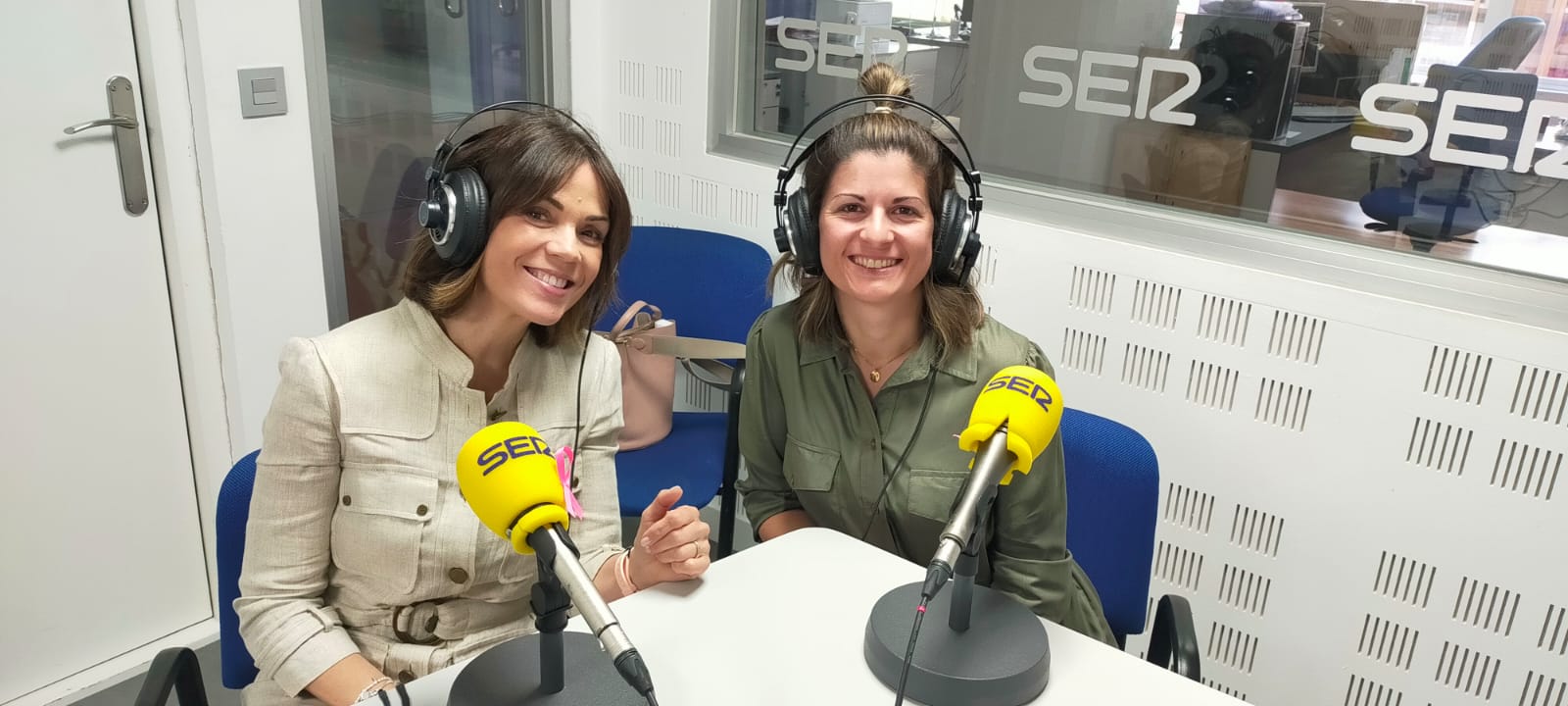 Esther Mora (izquierda) y Estefanía Sanz en SER Puertollano