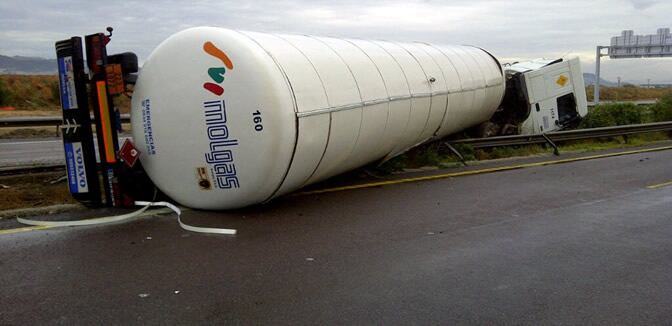 Siguen los problemas circulatorios en la A-3 autovía de Madrid en Ribarroja, Valencia como consecuencia del vuelco de un camión