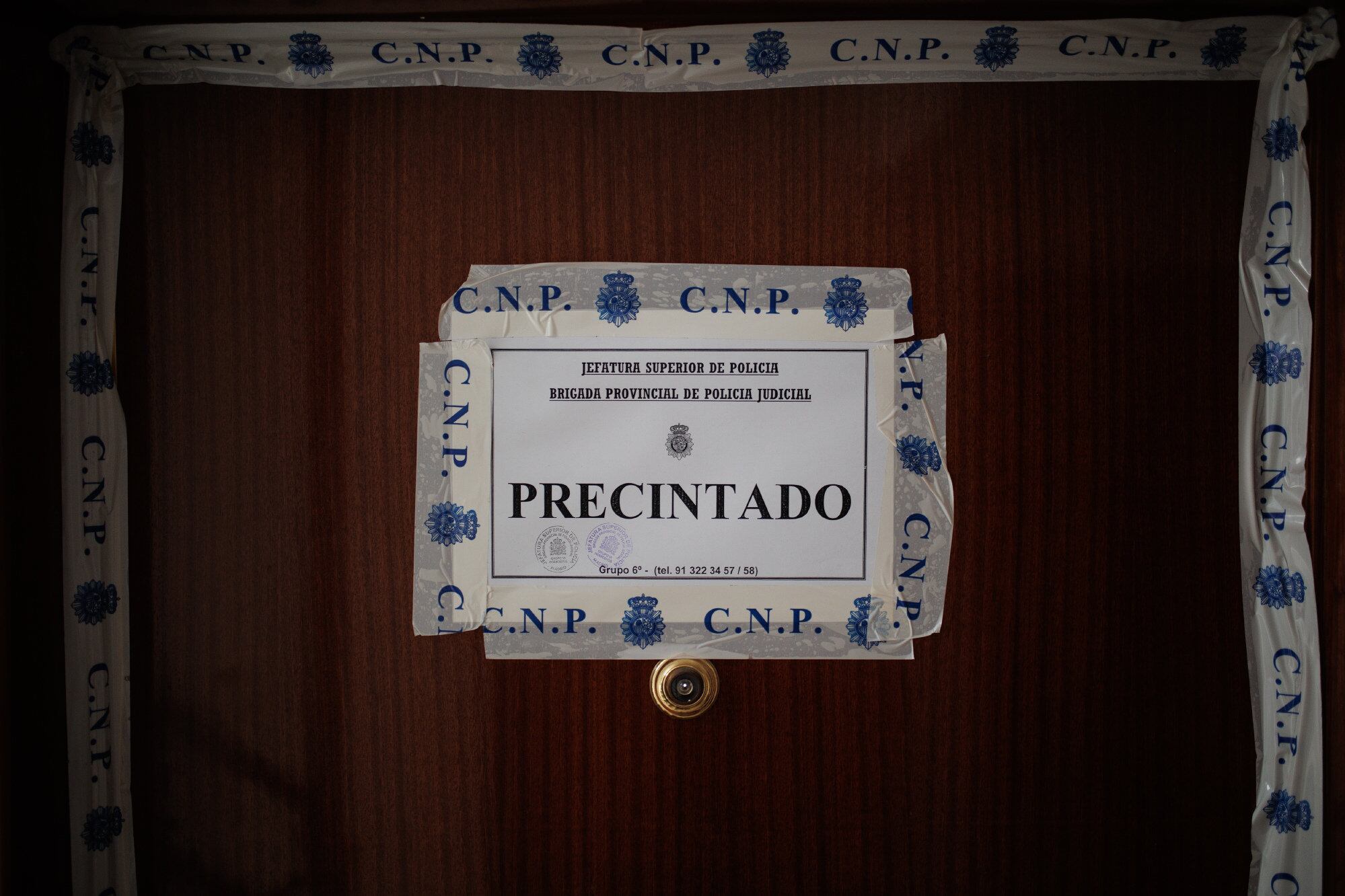 La puerta 1 del sexto piso precintada con una cinta de la Policía Nacional, después de que un joven de 25 años asesinara presuntamente a una mujer de 53 años la pasada madrugada, en el número 1 de la calle Batanes, a 3 de julio de 2023, en Alcalá de Henares, Madrid (España).