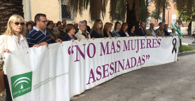 Autoridades provinciales durante la manifestación mensual contra la violencia de género que se celebra cada día 25.