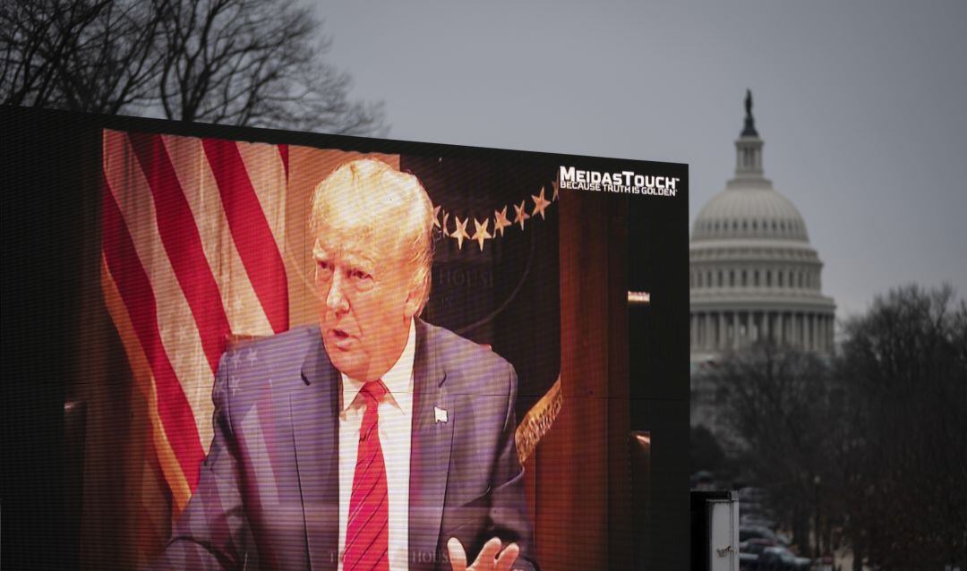 Una valla publicitaria muestra un vídeo de Donald Trump en el contexto del segundo &#039;impeachment&#039; al que se enfrenta el expresidente