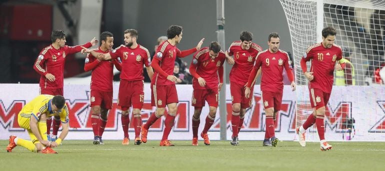 Los jugadores de España celebran el tanto de Mario Gaspar a Ucrania.