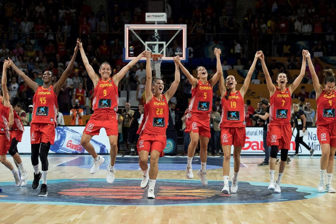 Las jugadoras de la selección española de baloncesto femenino celebran su victoria frente a Canadá