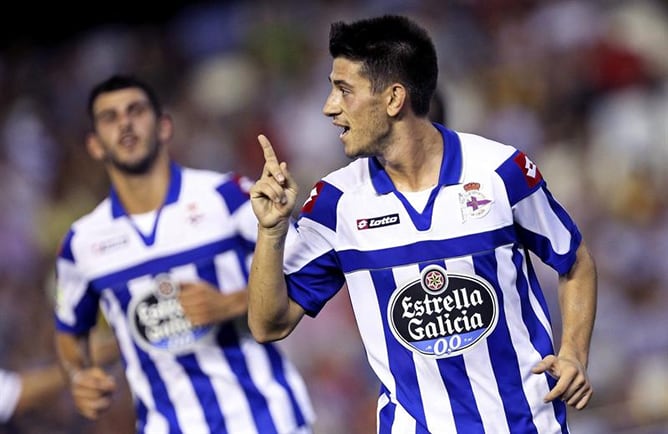 El centrocampista portugués del Deportivo, Luis Miguel Afonso &#039;Pizzi&#039;, celebra su gol, tercer gol de su equipo, durante el partido, correspondiente a la segunda jornada de la Liga de Primera División, que disputan Valencia y Deportivo, en el estadio de Me