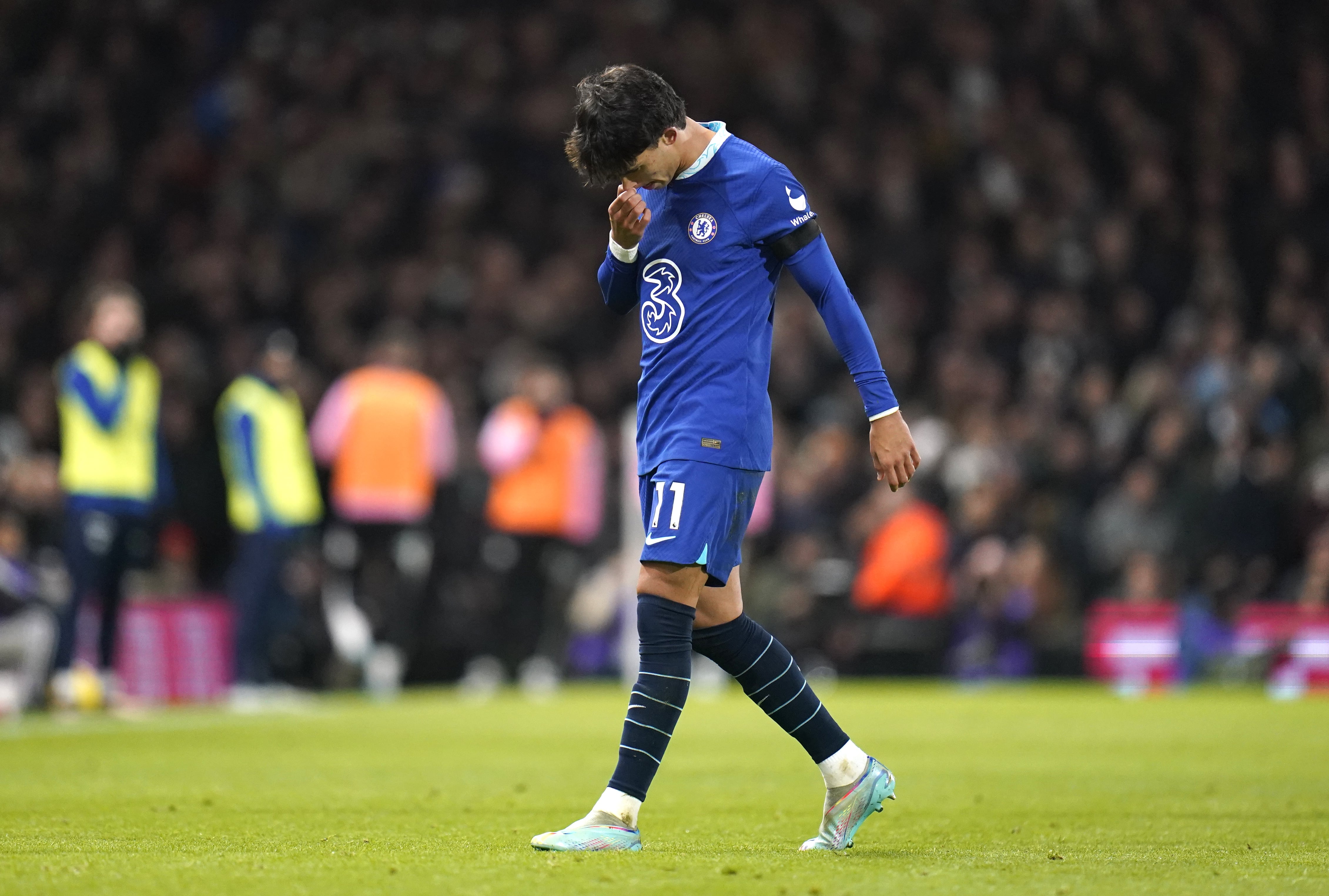 Joao Félix se retira tras ser expulsado.