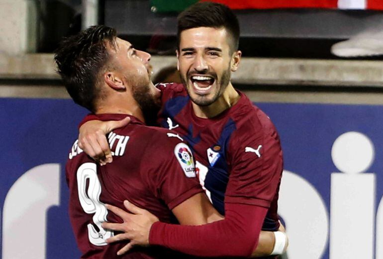 Fran Rico celebra su gol con Sergi Enrich