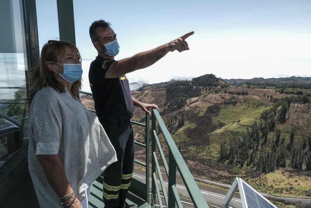 Inés Jimenez y Federico Grillo en una torre de vigilancia