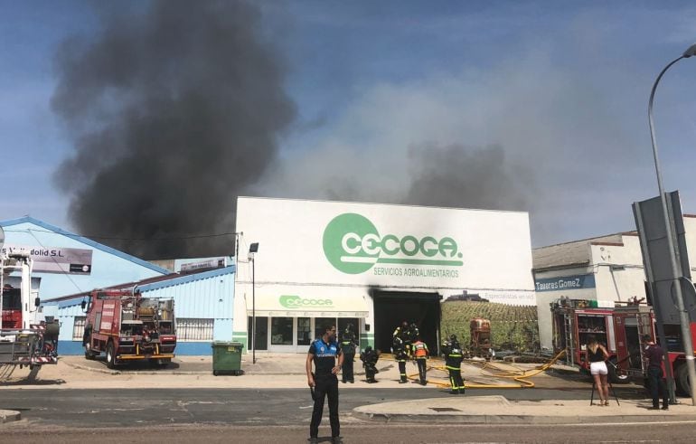 La nave de la firma ribereña durante la actución de los efectivos del cuerpo de bomberos.