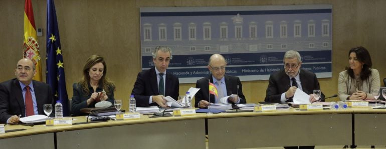 .- El ministro de Hacienda y Administraciones Públicas, Cristóbal Montoro (c); los secretarios de Estado de Presupuestos y Gastos, Marta Fernández Currás (2i); Hacienda, Miguel Ferre Navarrete (3i); de Administraciones Públicas, Antonio Beteta (2d), y la secretaria general de Coordinación Autonómica y Local, Rosana Navarro Hera (d), durante la reunión del Consejo de Política Fiscal y Financiera celebrada esta tarde en Madrid. EFE/Zipi