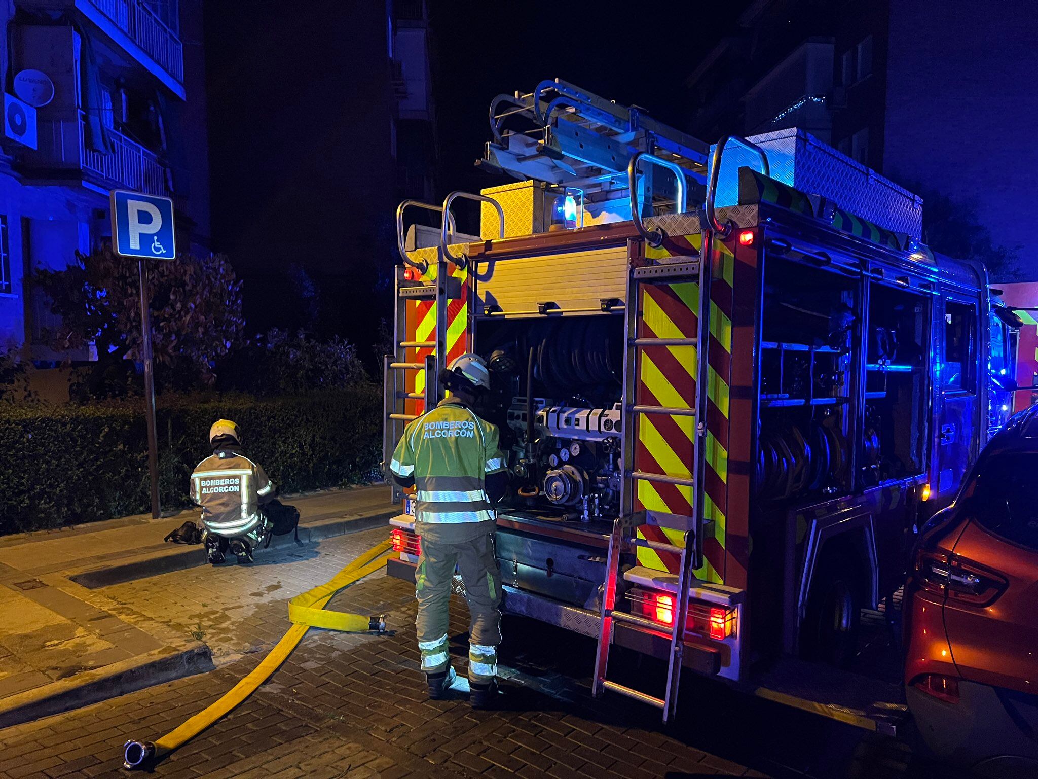 Los bomberos de Alcorcón actuando en el incendio en una vivienda de la ciudad