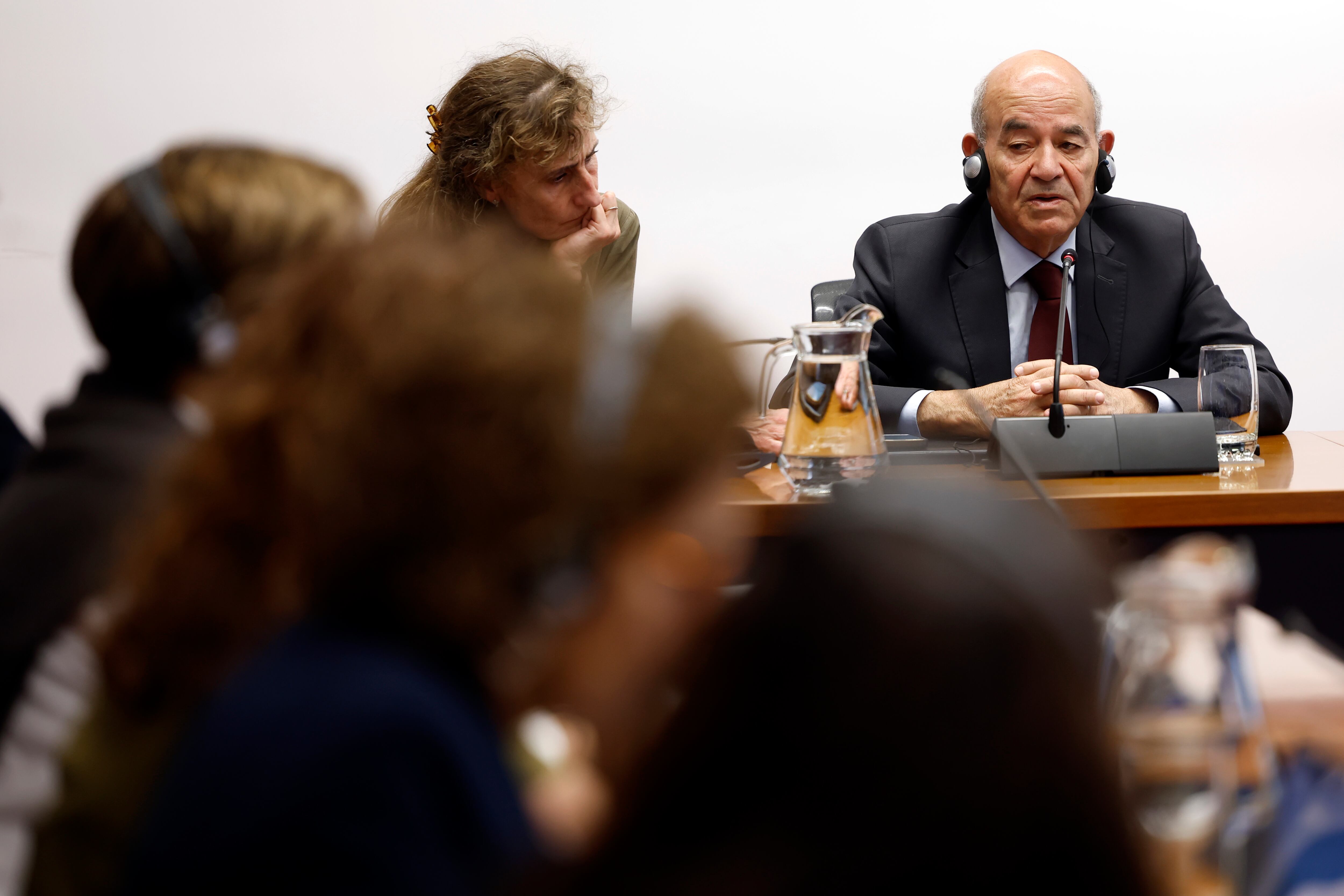 Sesión de Trabajo de la Comisión de Convivencia y Solidaridad Internacional para que Raji Sourani (d), uno de los abogados que presentaron la denuncia contra Israel en la Corte Penal Internacional, exponga su trabajo. Sourani, ha estado acompañados por Lidón Soriano portavoz de la plataforma en solidaridad con Palestina