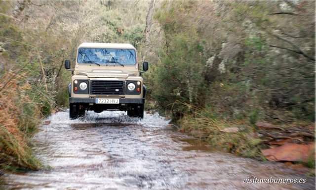 un todoterreno cruza el arroyo de El Brezoso, en Cabañeros
