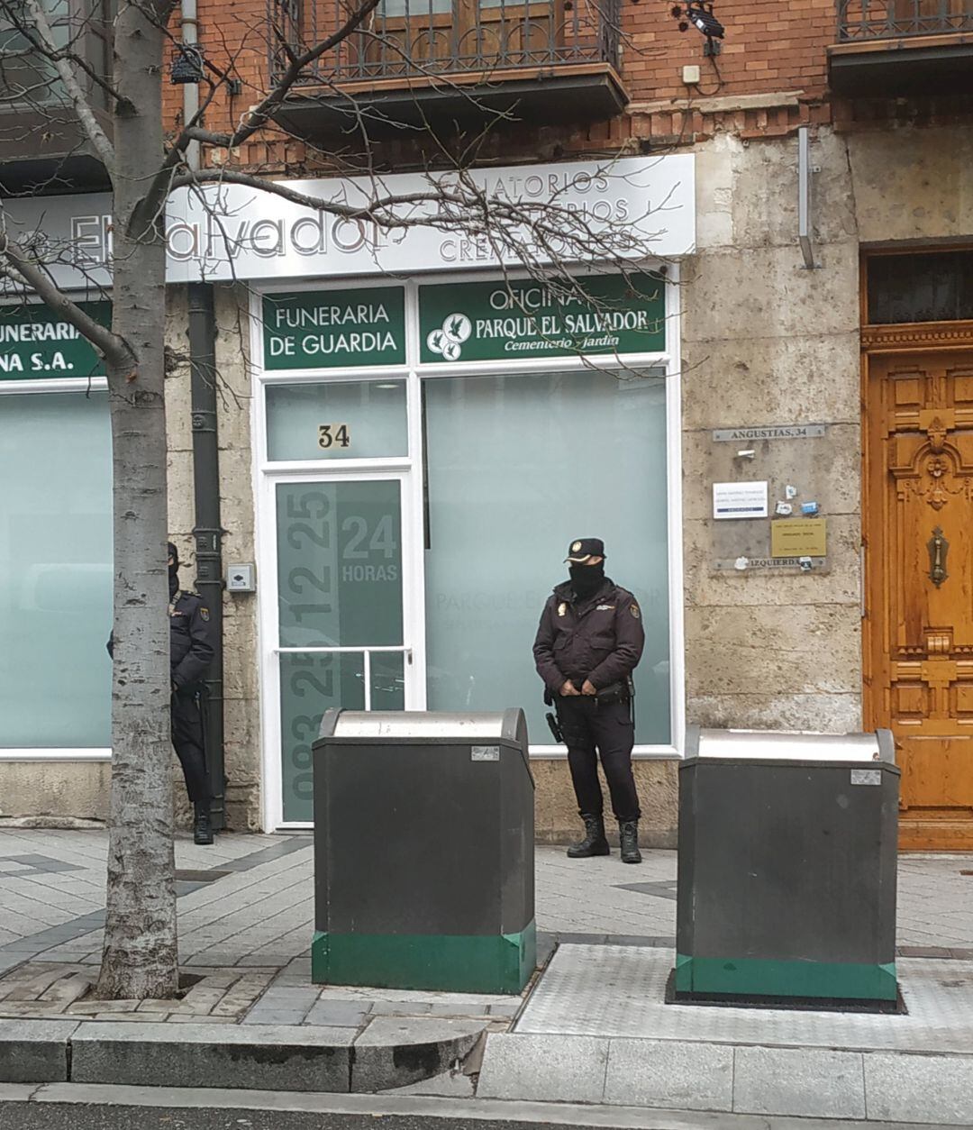 Imagen de archivo de agentes de la Policía Nacional a las puertas de las oficinas de la funeraria El Salvador