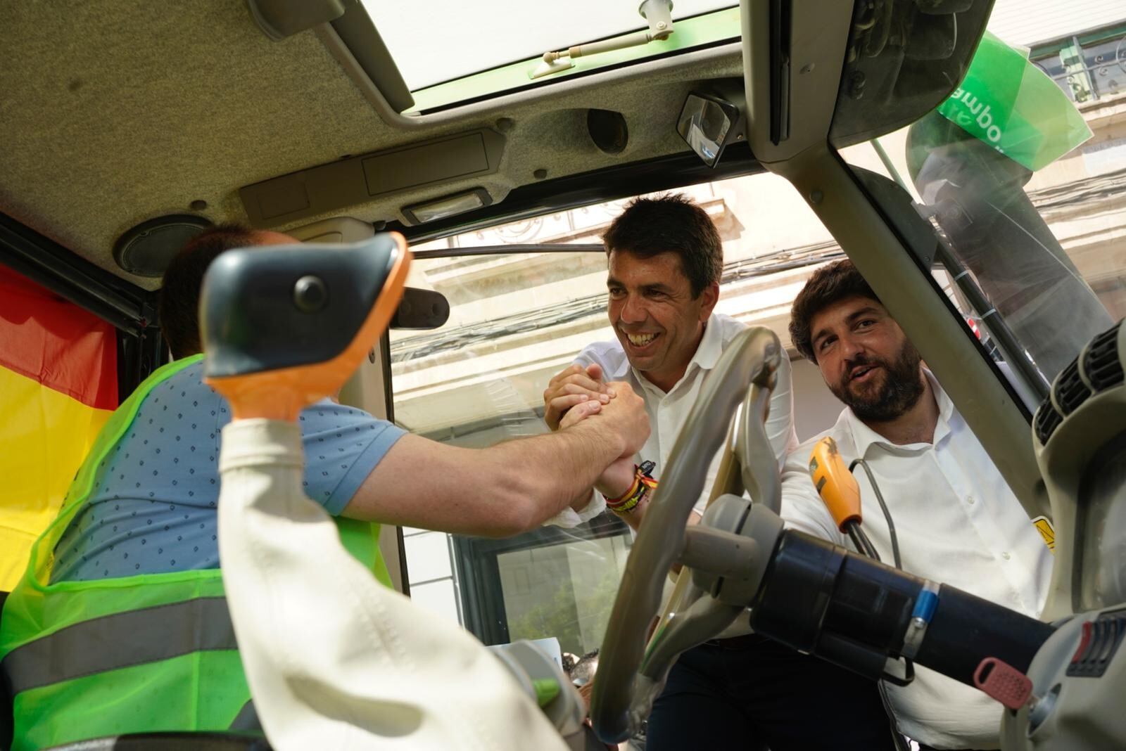 Mazón saludando a un señor en un tractor