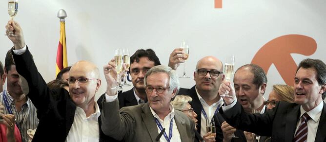 El cabeza de lista de CiU en Barcelona, Xavier Trias, brinda con Antoni Duran Lleida, y el presidente de la Generalitat, Artur Mas, tras su victoria en las elecciones municipales.