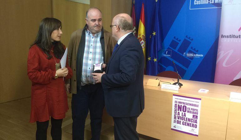 La directora del Instituto de la Mujer, Mercedes Márquez; el presidente de la asociación de hosteleros, Juan Sánchez, y el delegado de la Junta de Comunidades, Pedro Antonio Ruiz Santos