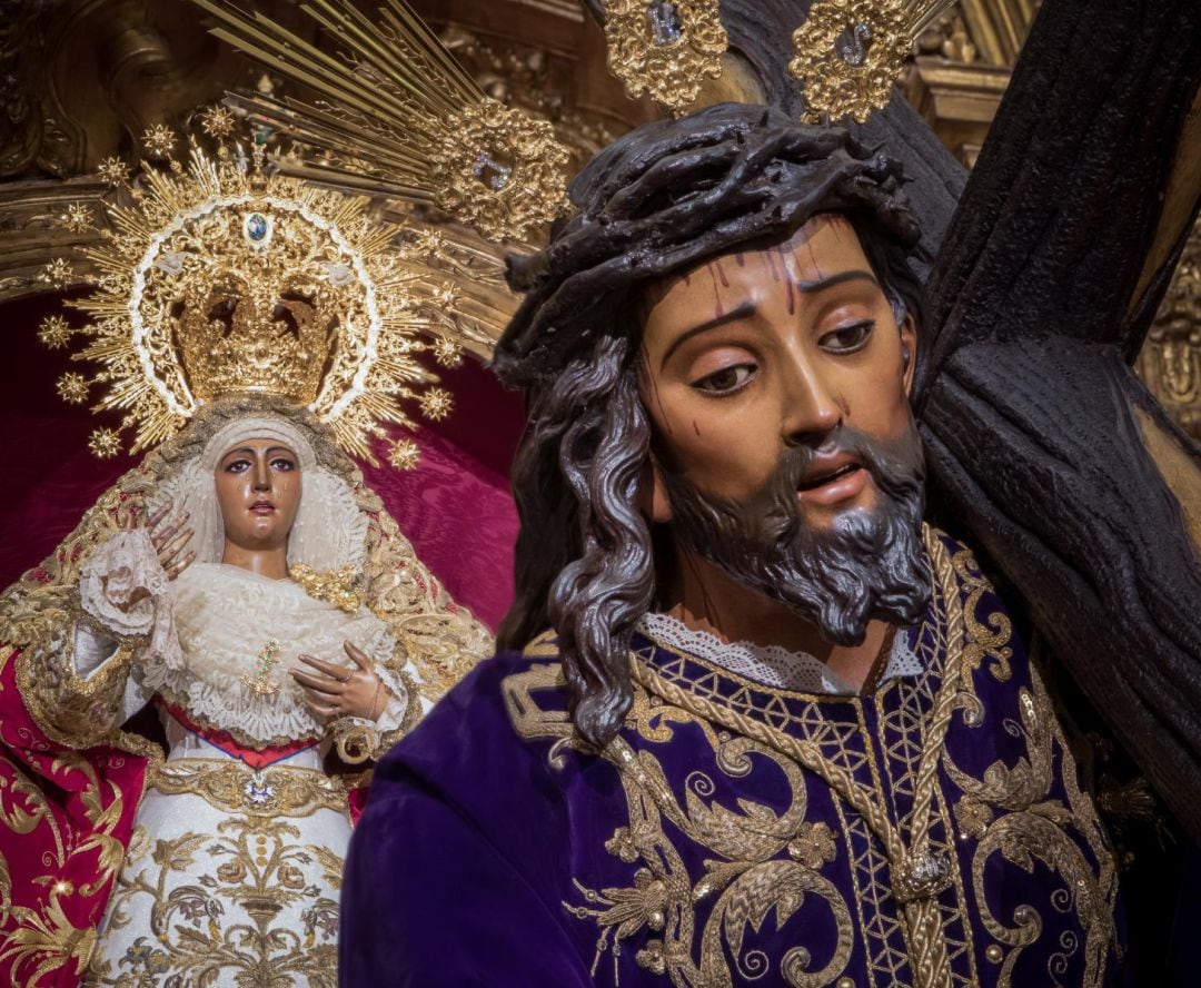 El Santísimo Cristo de las Tres Caídas, a las plantas de la Esperanza de Triana