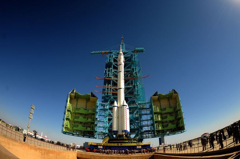 La nave espacial china Shenzhou-11 en la rampa de lanzamiento del centro espacial situado en Jiuquan, China. 