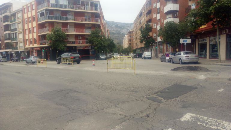 Cruce entre las avenidas de Alicante y Montgó, en Dénia, en el inicio de las obras de reasfaltado de esta semana.