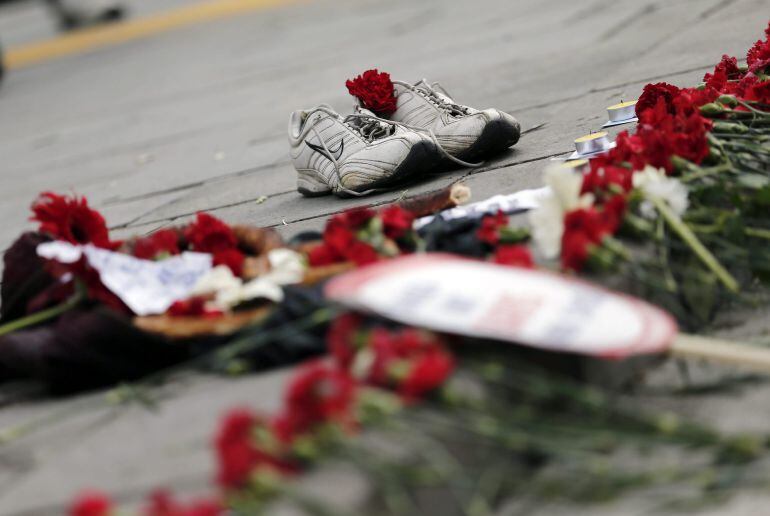 Flores y zapatos colocados en el lugar donde se produjo el doble atentado perpetrado el pasado 10 de octubre en Ankara (Turquía).