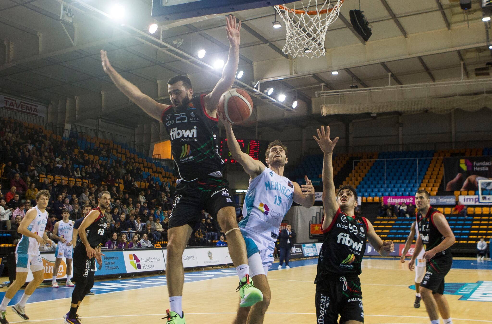 A Bintaufa, l'Hestia va esmicolar al Fibwi 71-48 gràcies a una segona meitat on el parcial va ser de 39-14 favorable als de Menorca.